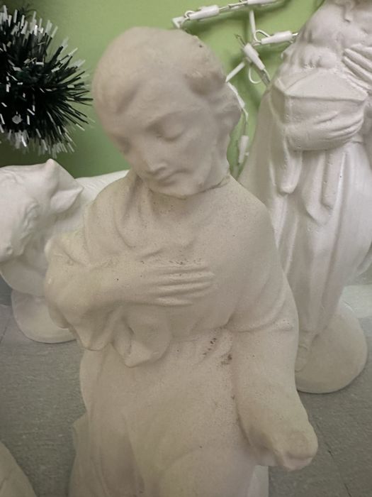 Szopka żłóbek białe gipsowe figurki Boże Narodzenie okazja zima