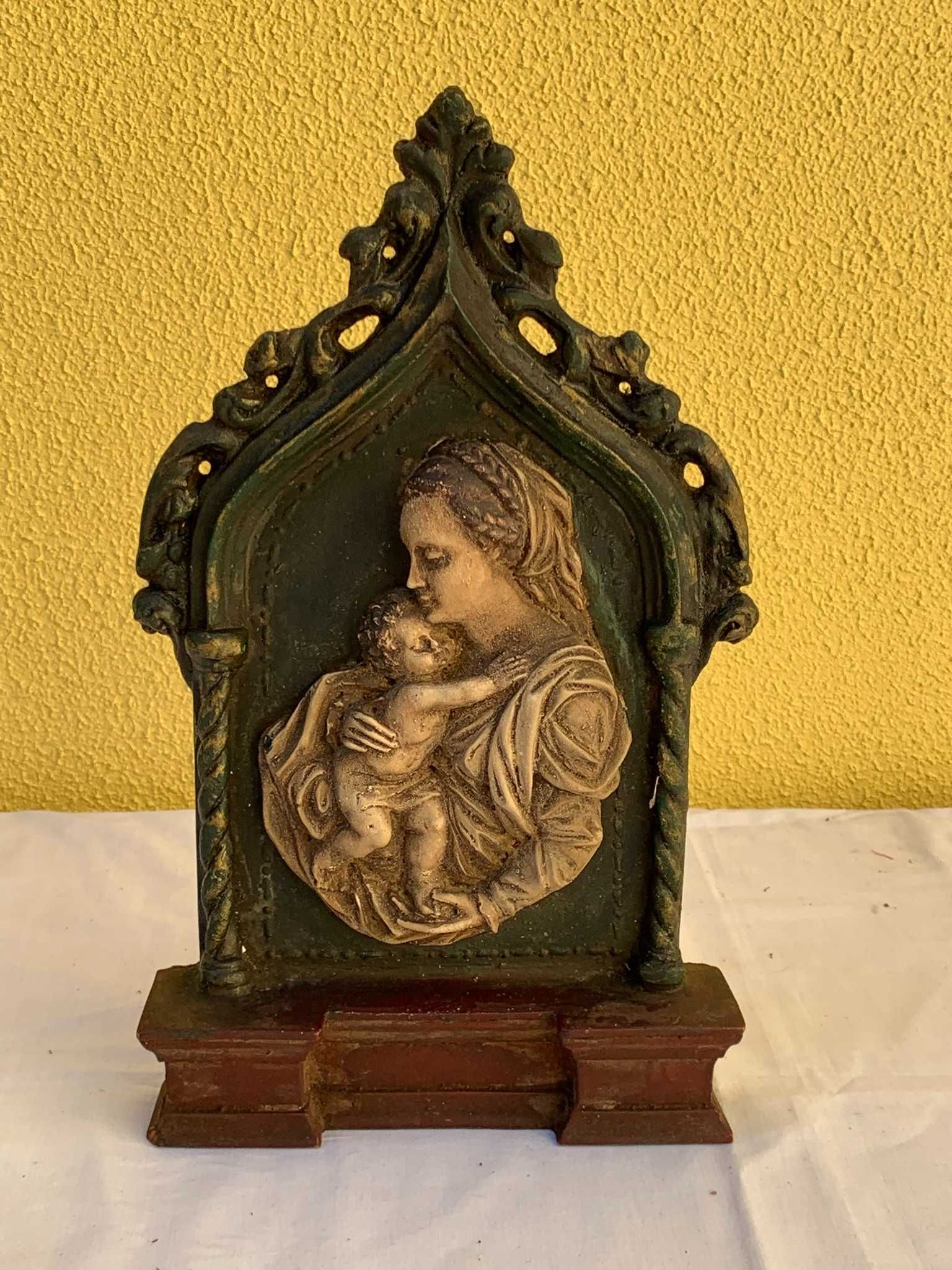 Imagem da Virgem com o Menino em relevo — estilo clássico