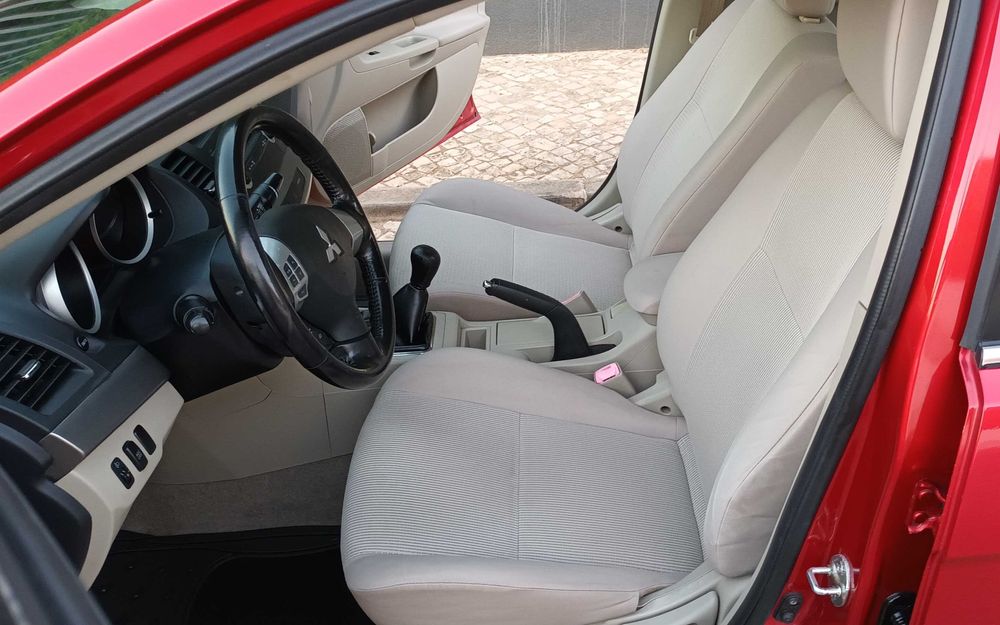 Mitsubishi Lancer 1.5 gasolina, 2009, só 121.800 Km. Excelente.