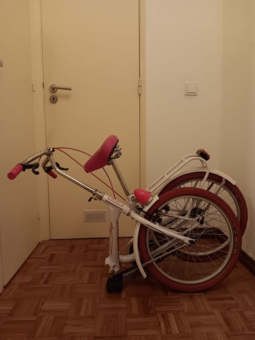 Bicicleta desdobrável. Com farol frente e trás