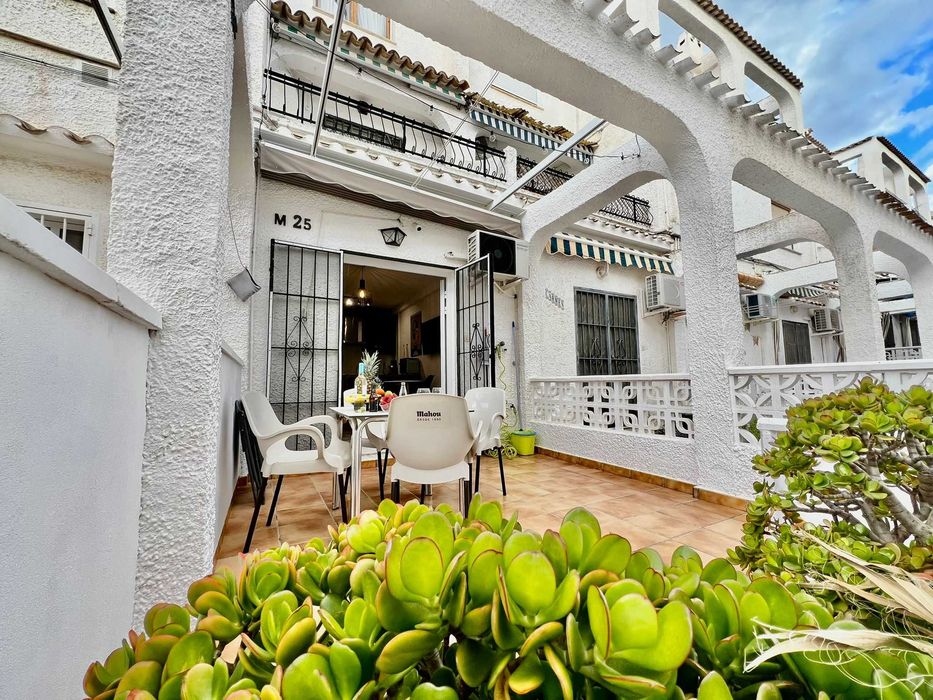 Bungalow z duzym tarasem w Torrevieja, Alicante