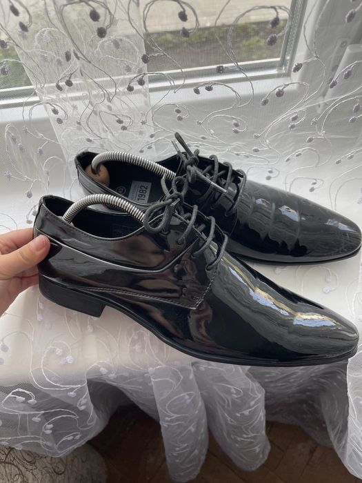 Чоловічі туфлі лакові