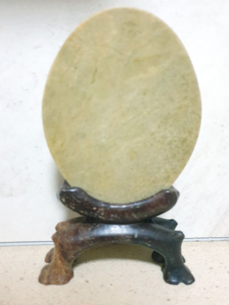 antiga placa asiática esculpida com suporte em pedra de sabão