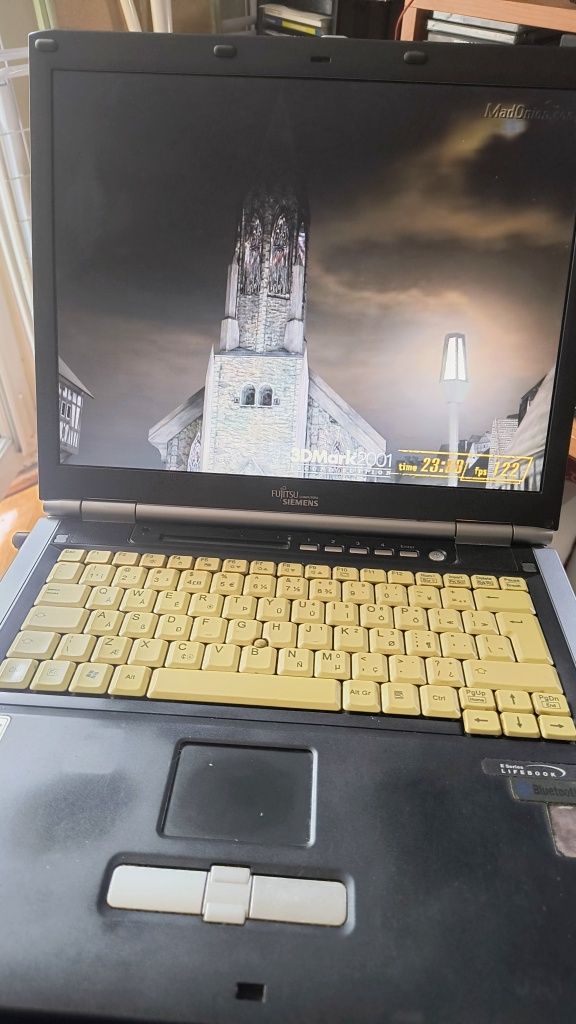 Fujitsu e8010 Radeon 9700 win98