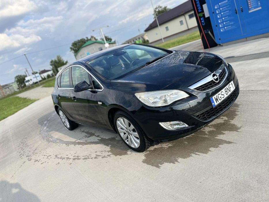 Czarny Opel Astra J