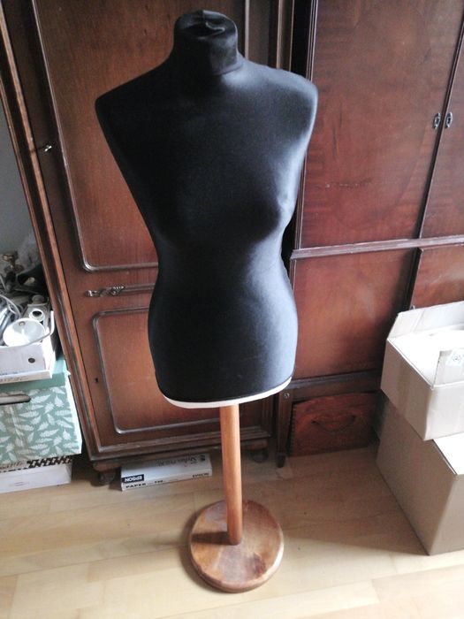 Manekin na drewnianej nodze