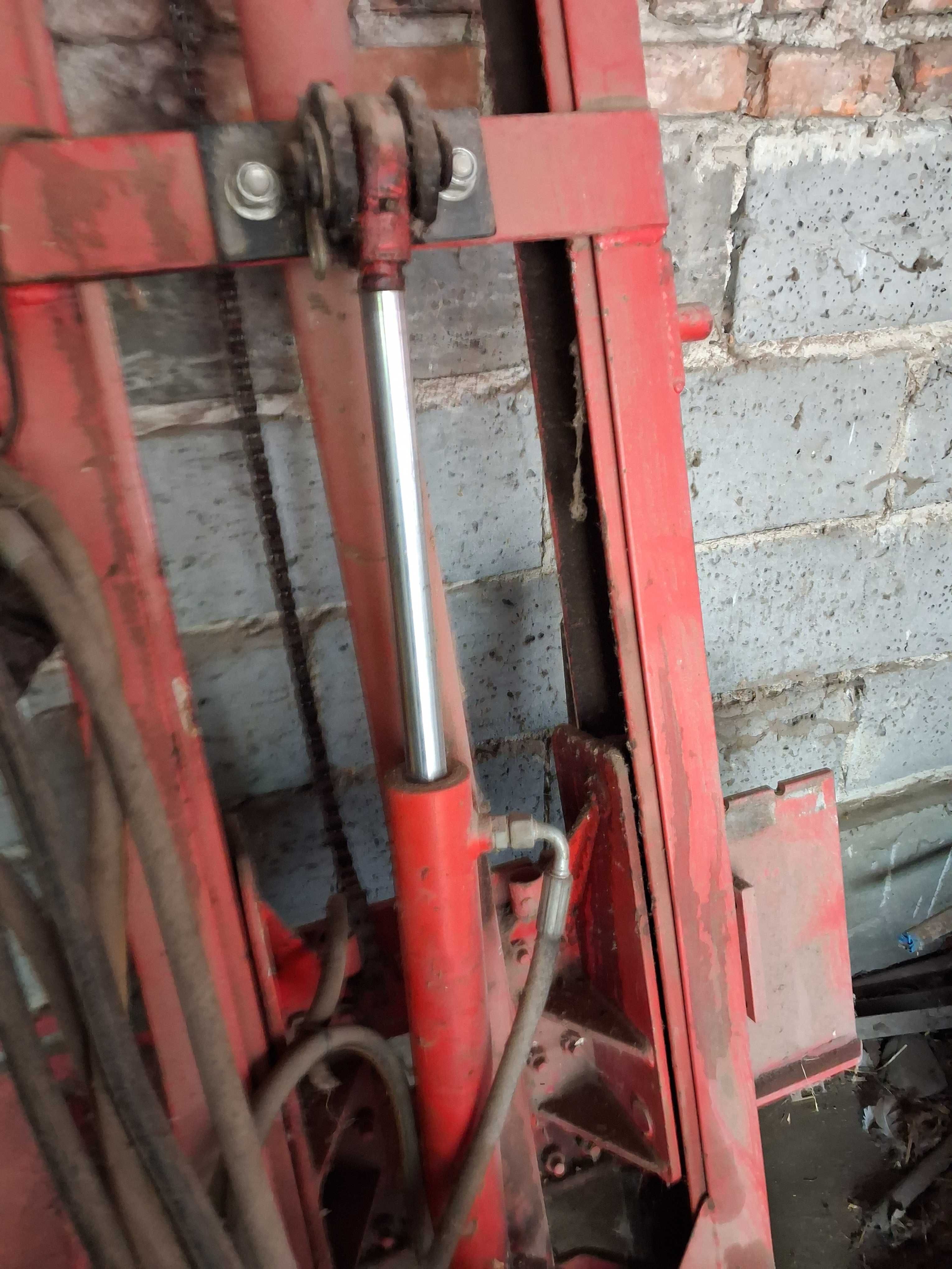 Ładowacz hydrauliczny widłowy na tył ciągnka