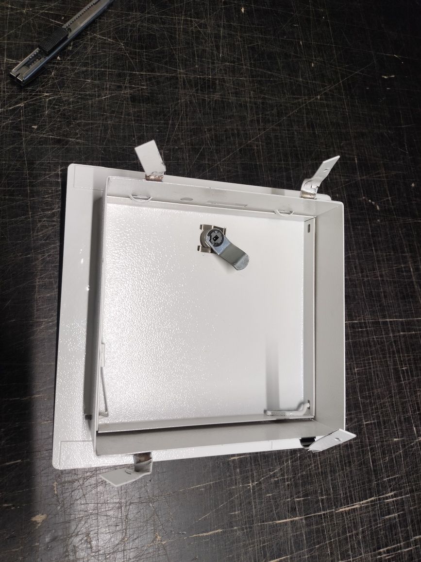 Drzwiczki rewizyjne Karwasz metalowe  20x19 powystawowe
