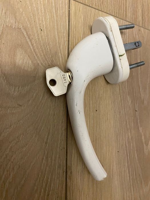 Klamka z zamkiem do stolarki okiennej