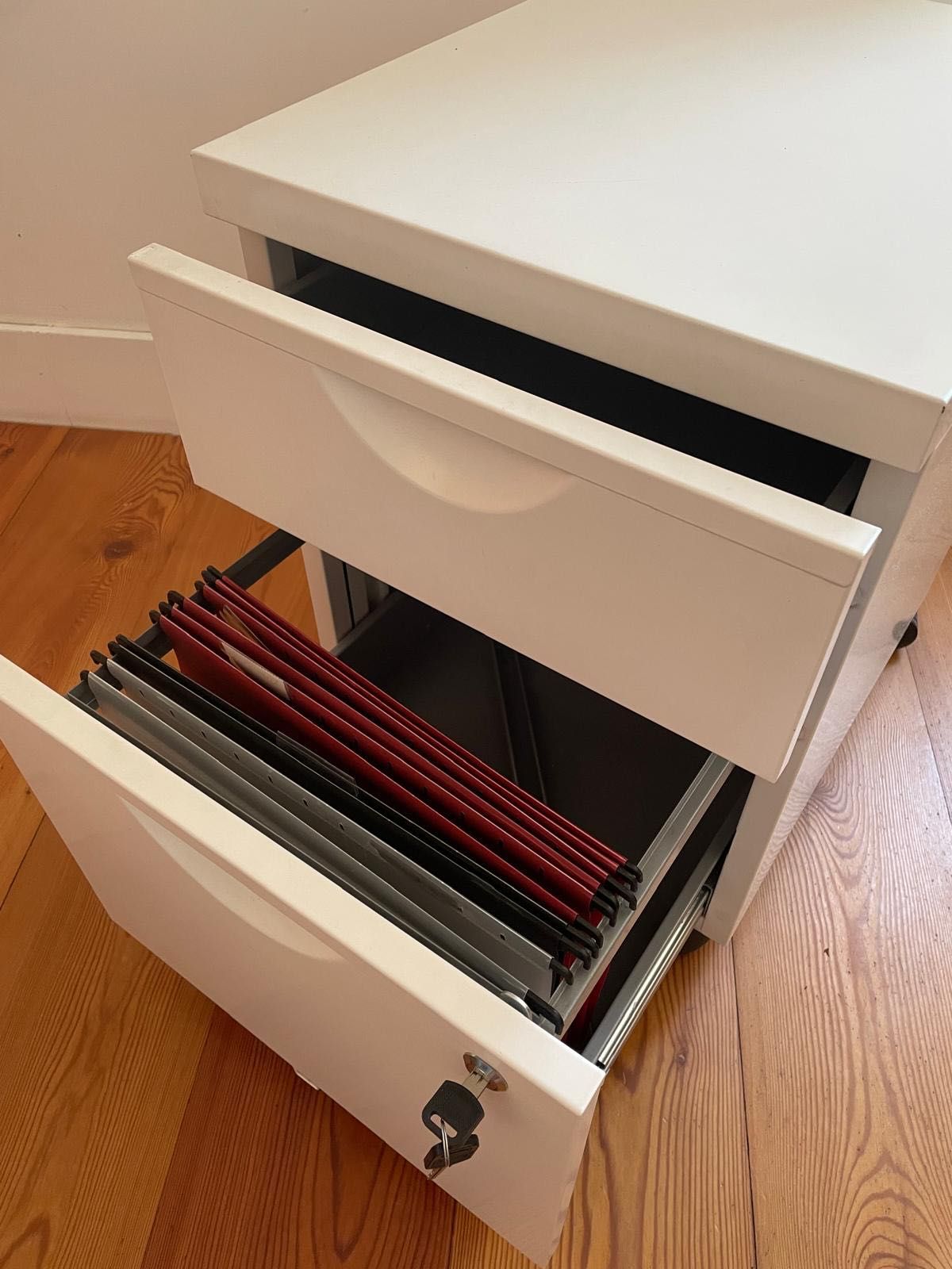 Bloco de gavetas metálico IKEA branco com rodízios