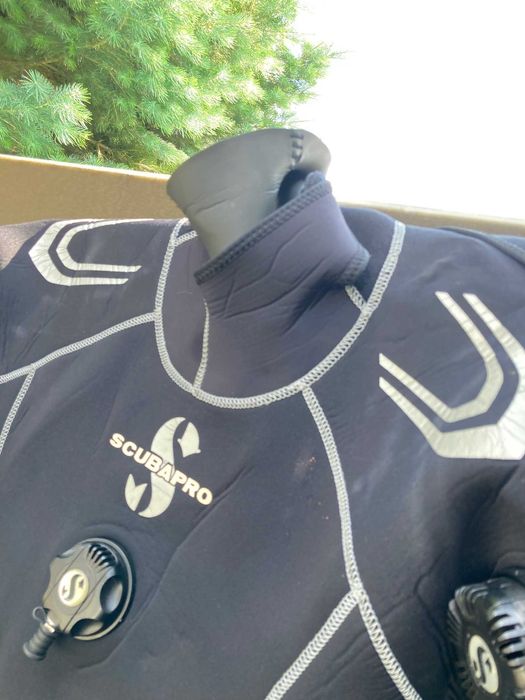 Suchy skafander nurkowy SCUBAPRO.