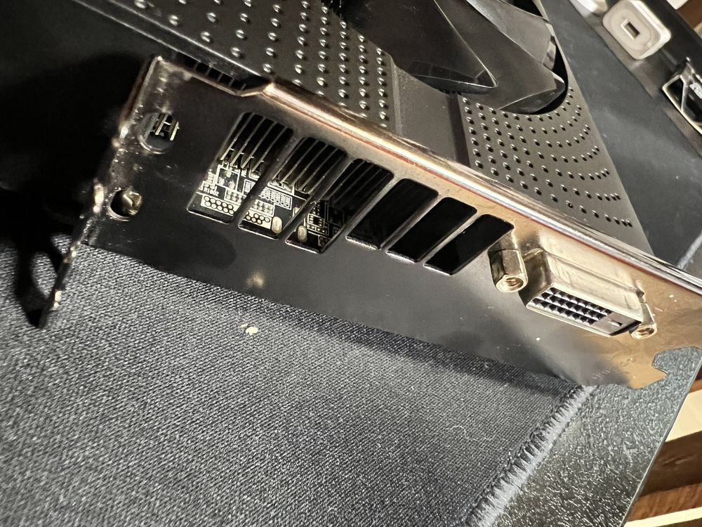Продам ASUS AMD Radeon RX470 8GB . В отличном состоянии .