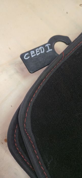 Nowe dywaniki materiałowe Kia Ceed z czerwonymi przeszyciami!