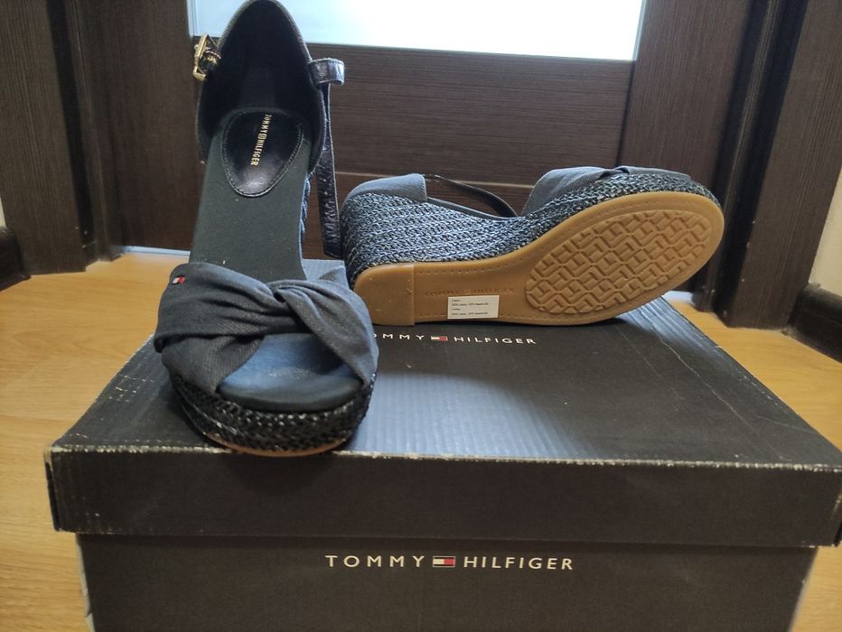 Літні босоніжки Tommy Hilfiger, нові, розмір 39-40
колір синій