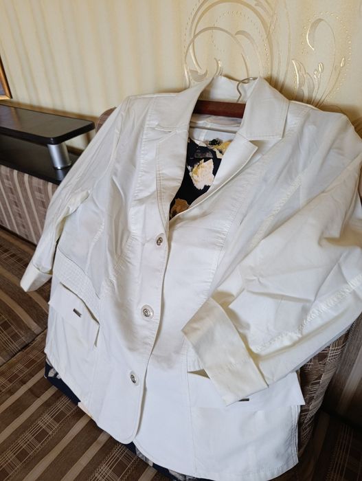 Жіночий піджак та спідниця