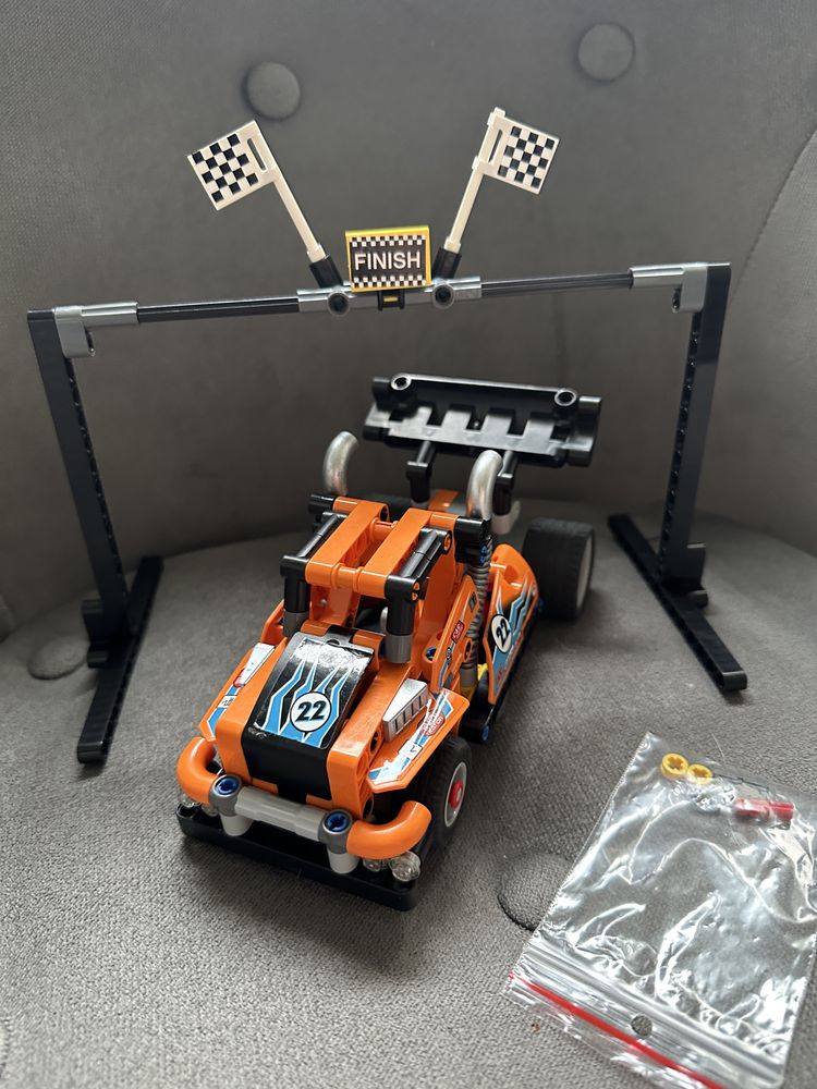 Lego technic 42104 ciężarówka wyścigowa.