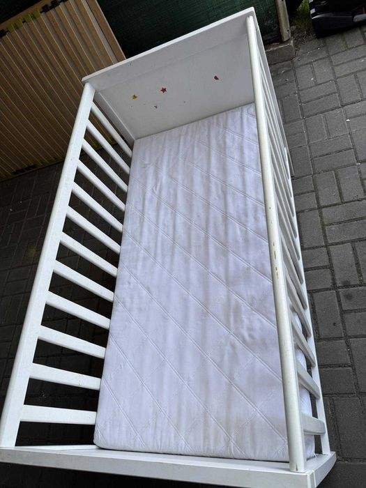 Białe Drewniane Łóżeczko Niemowlęce