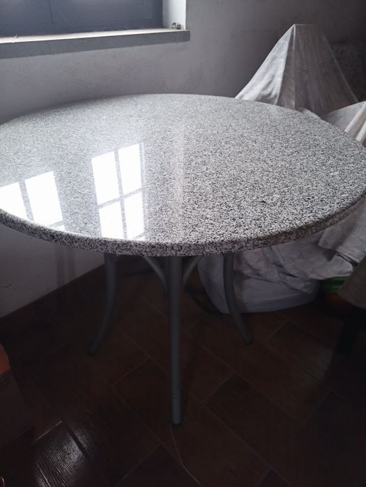 Vendo mesa de cozinha redonda