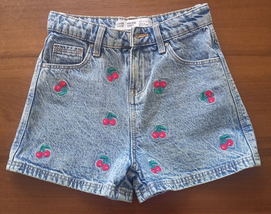 Prześliczne krótkie spodenki roz. 134
