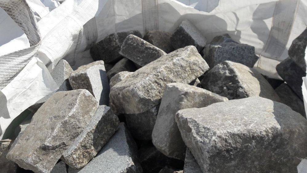Granit rozbiórkowy starobruk kostka granitowa bruk brukowiec kocie łby