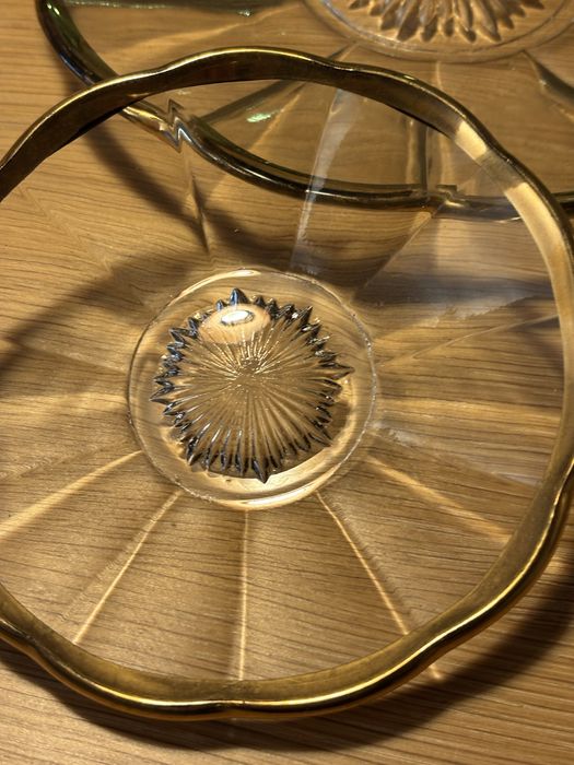 Pratos antigos com rebordo dourado.