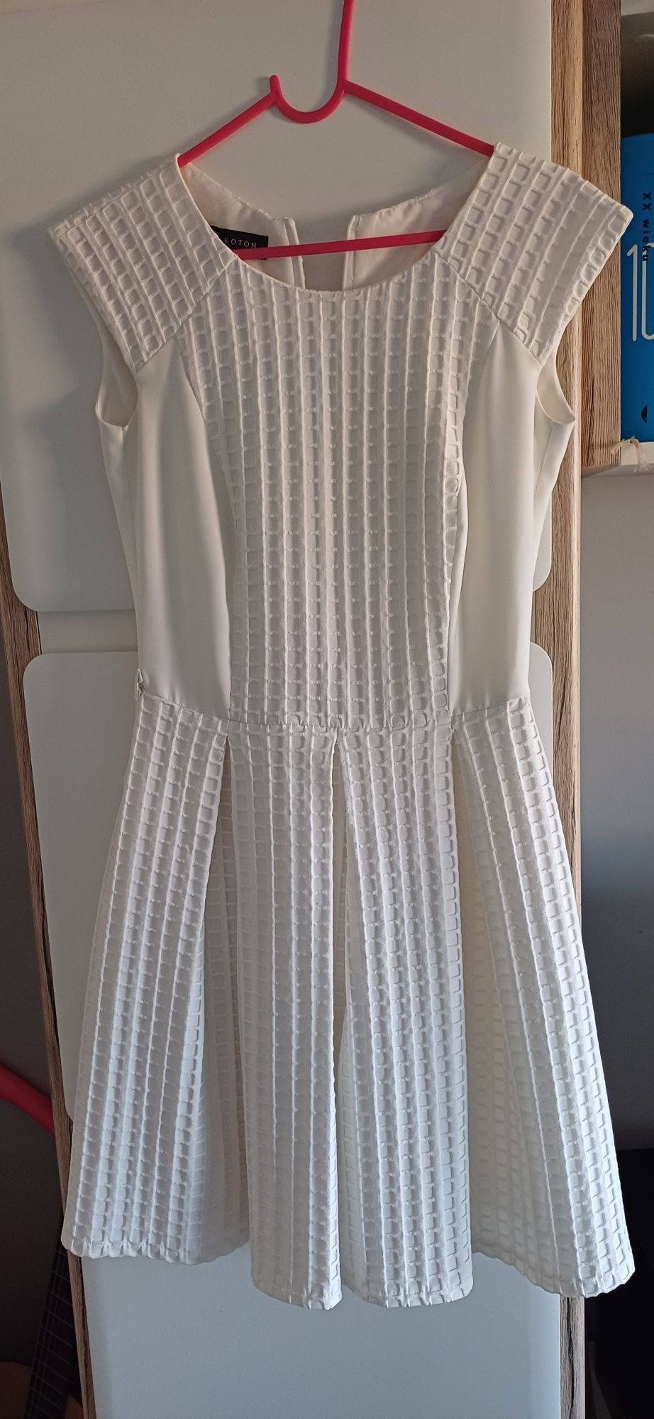 Elegancka biała sukienka