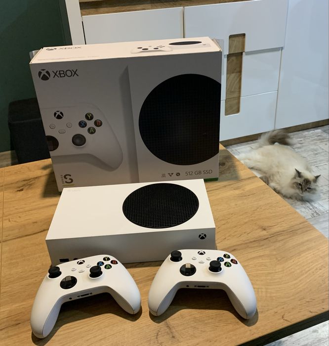 Xbox Series S z dwoma padami