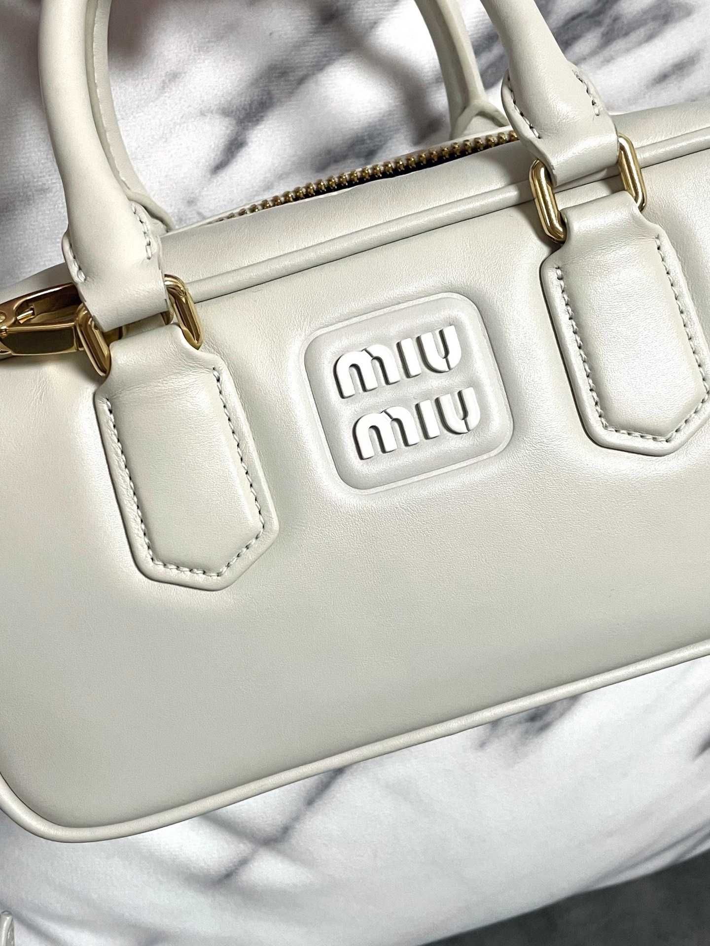 Miu Miu Biała Torebka: Must-Have Sezonu dla Miłośniczek Luksusu