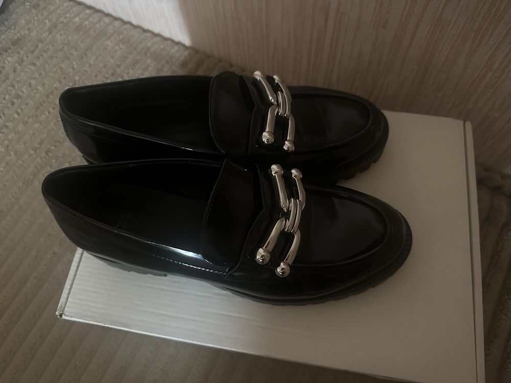 Лаковані лофери Zara