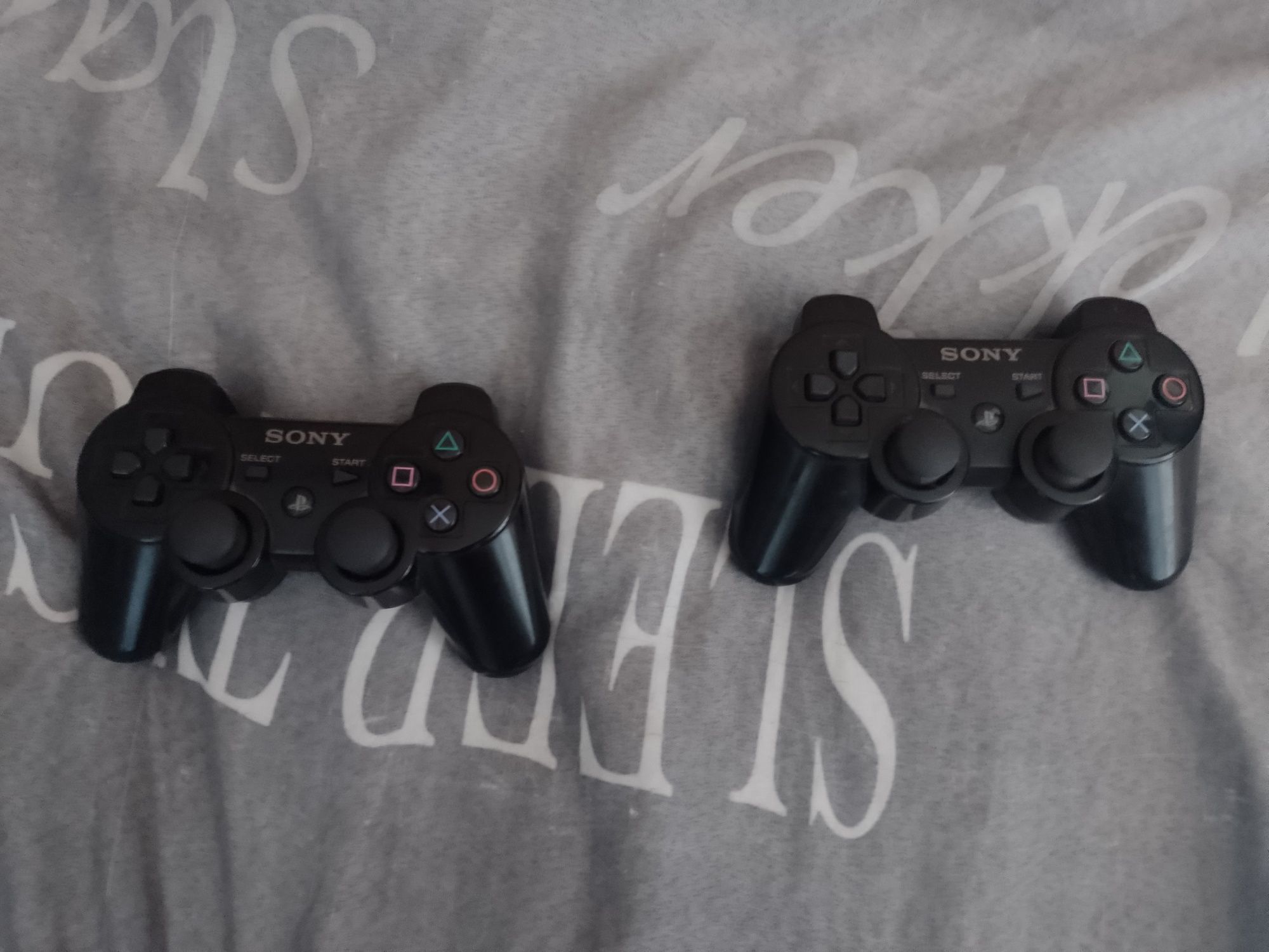 PlayStation 3 wraz z płytami i padami