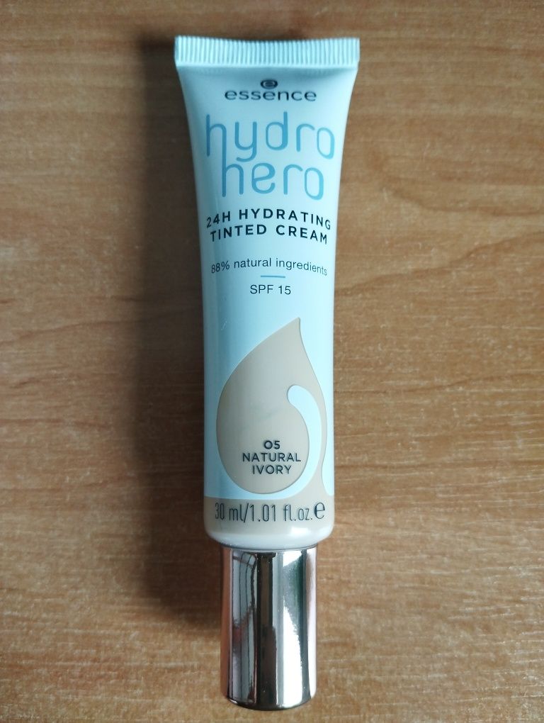 Essence Hydro Hero krem tonujący 05 Natural Ivory