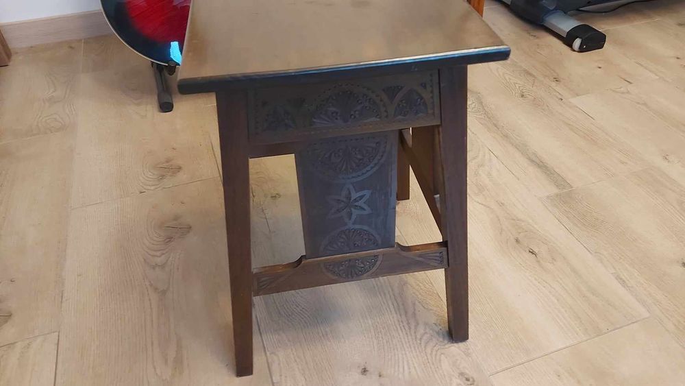 Taboret ręcznie rzeźbiony