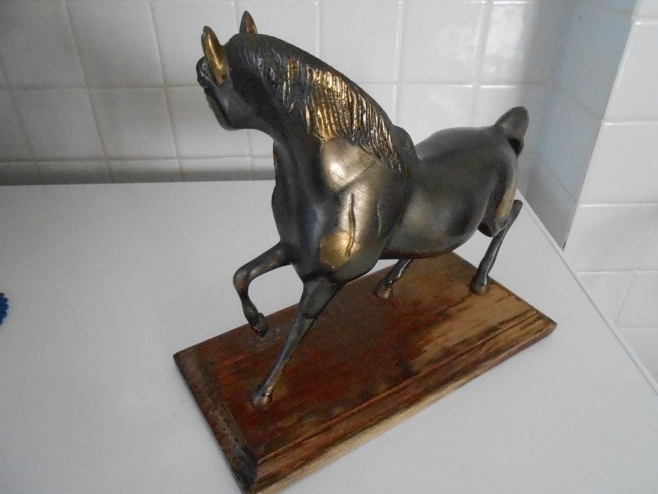 Estátua de bronze cavalo