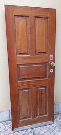 Porta exterior em madeira maciça c/ fechadura de segurança