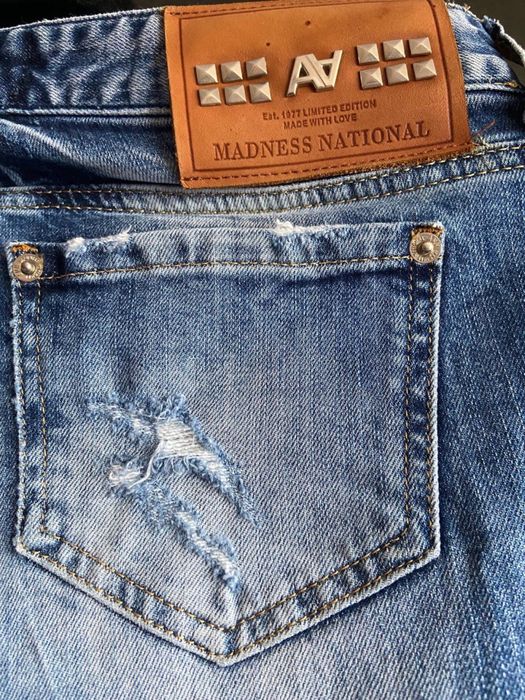 рваные модные стильные джинсы брйфренды