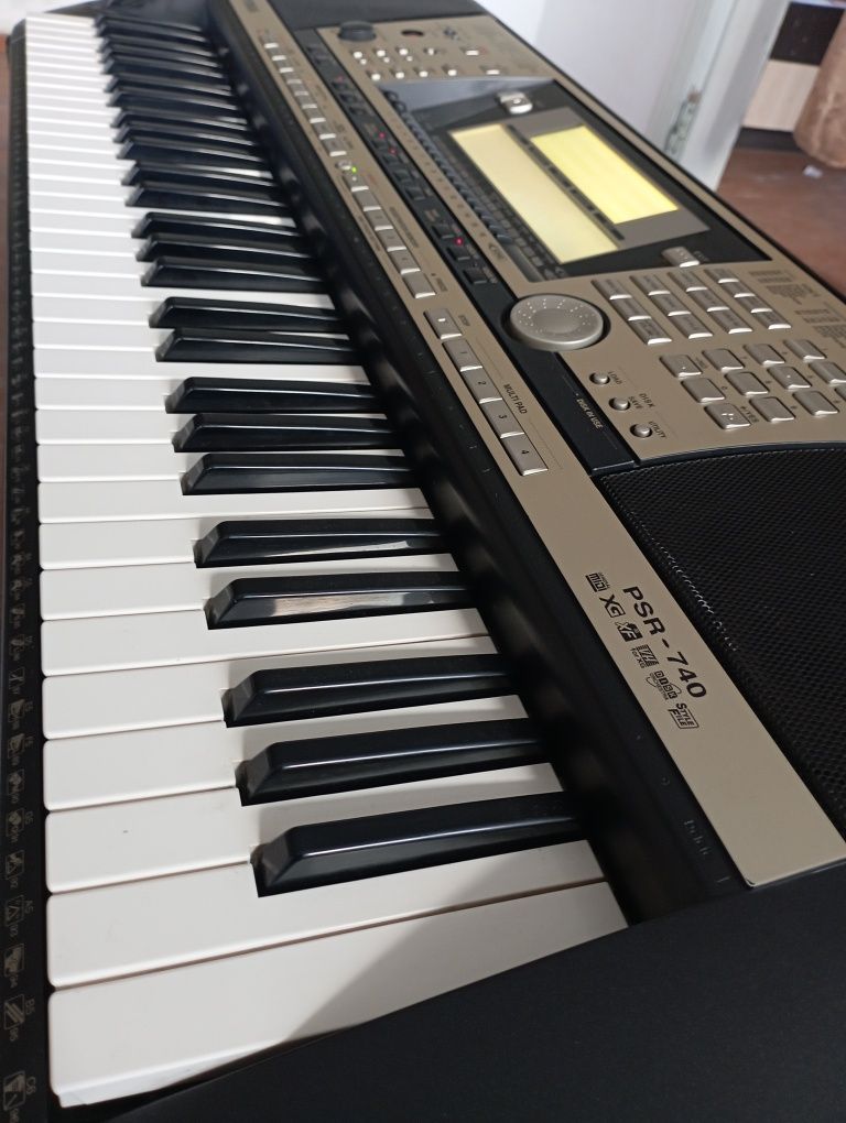 Продам синтезатор Yamaha PSR-740