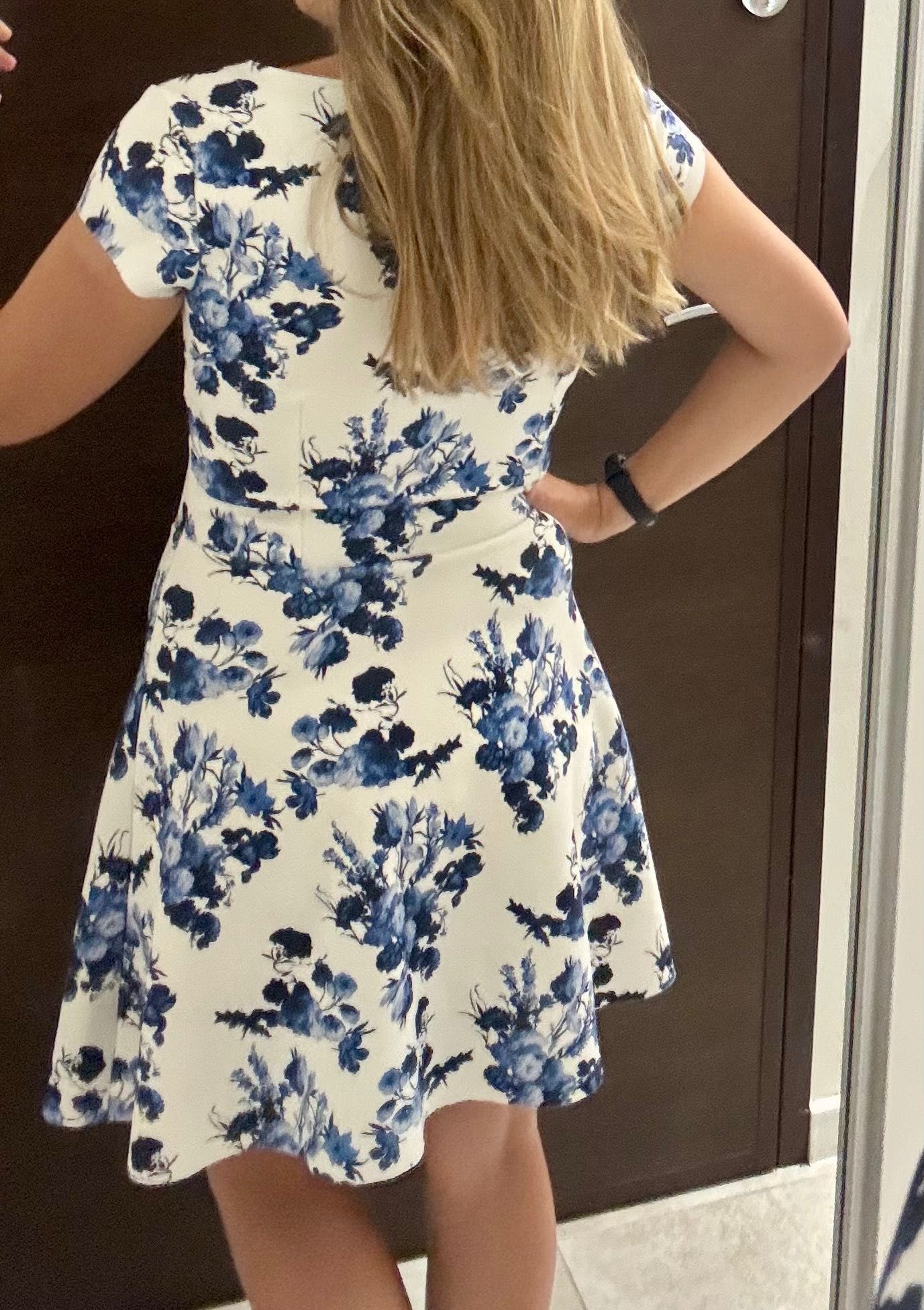 Elegancka sukienka Orsay w niebieskie kwiaty