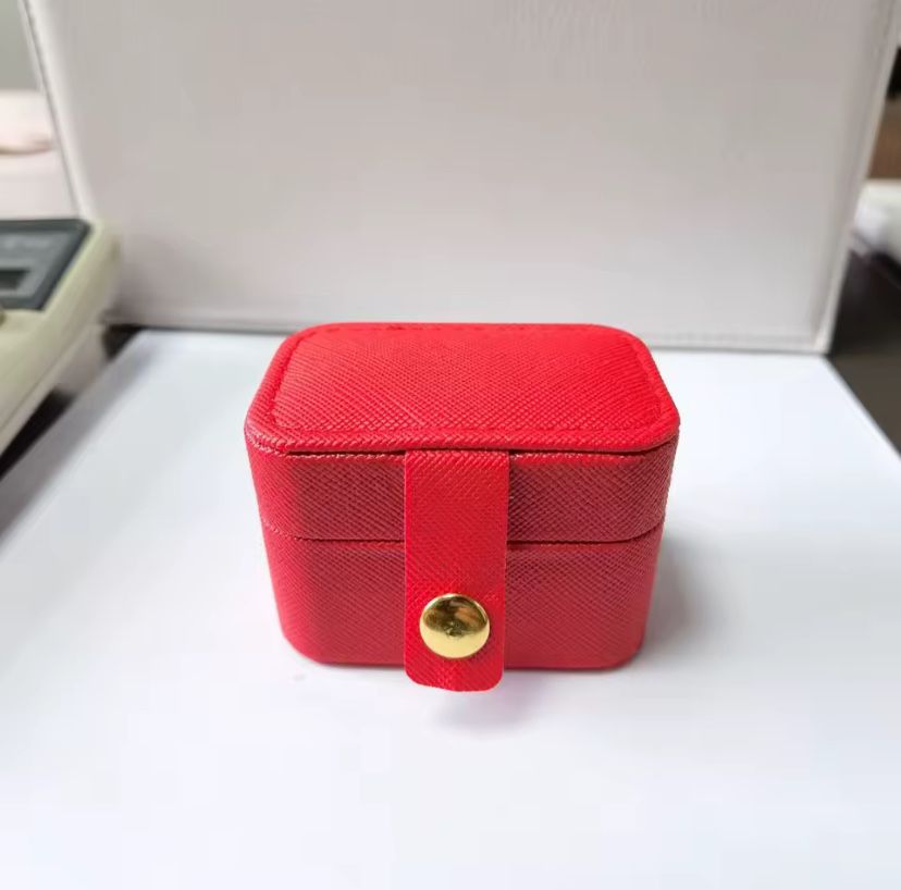 Продам шкатулку красного цвета маленькая дорожная для колец сережек