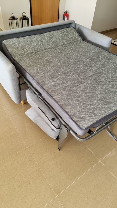 Sofá- cama em excelente estado.