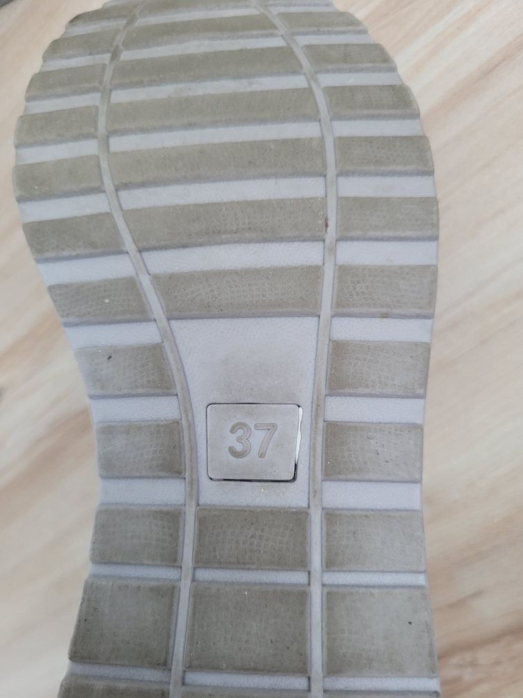 Szare sneakersy na koturnie