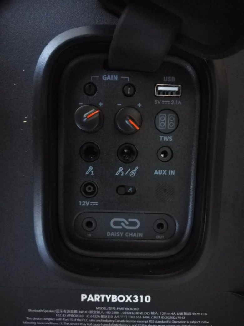 Głośnik JBL Partybox 310 z mikrofonem.