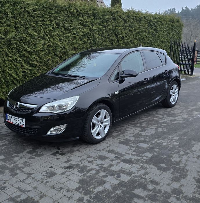 Opel astra j 2011 rok 1.4benz 140ps  5drzwi  navi alusy zarejestrowany