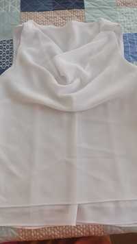Blusa branca com aplicação nos ombros