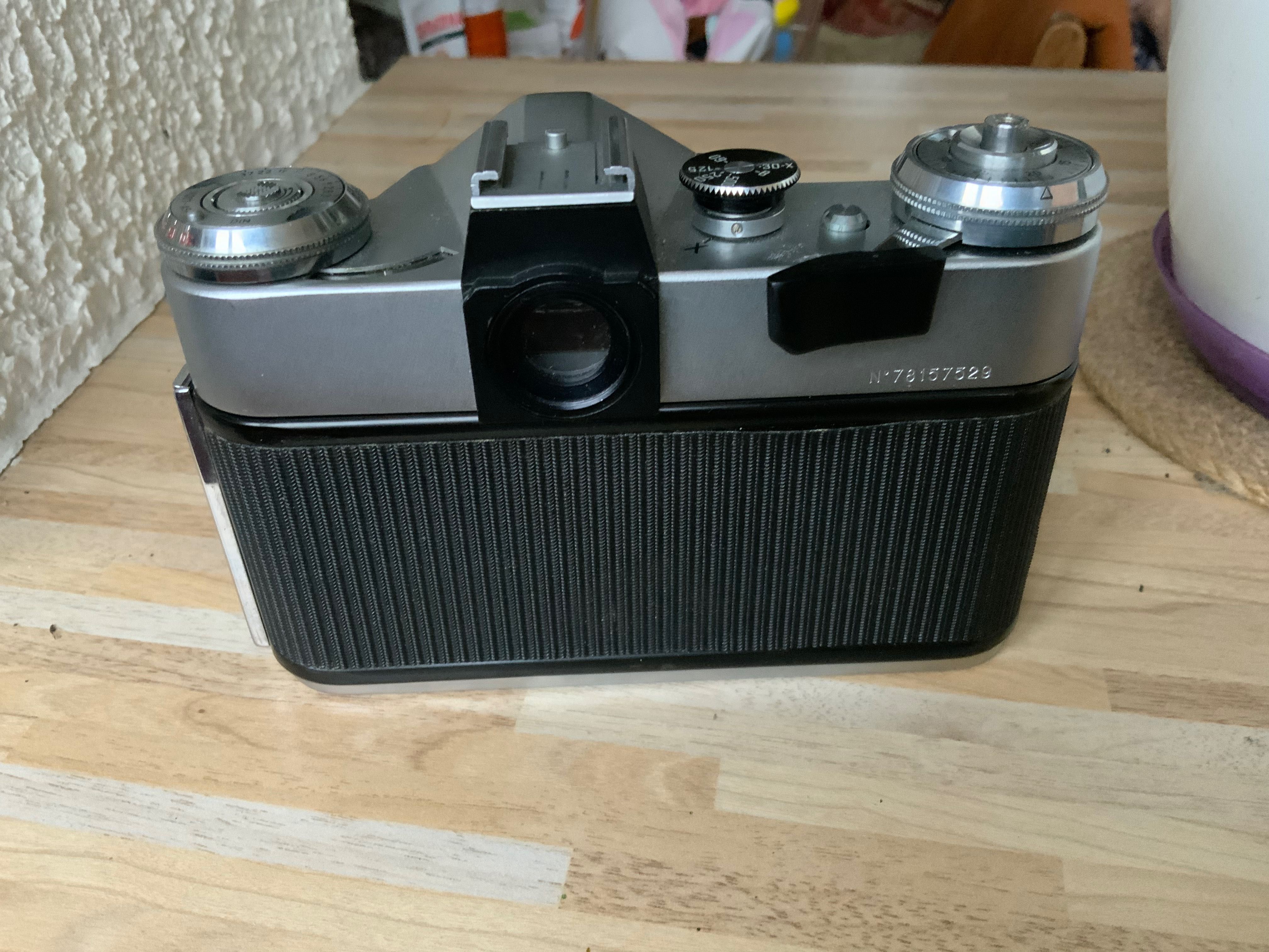 Пленочный фотоаппарат Зенит-Е объектив Гелиус 50-2 с кожаным чехлом