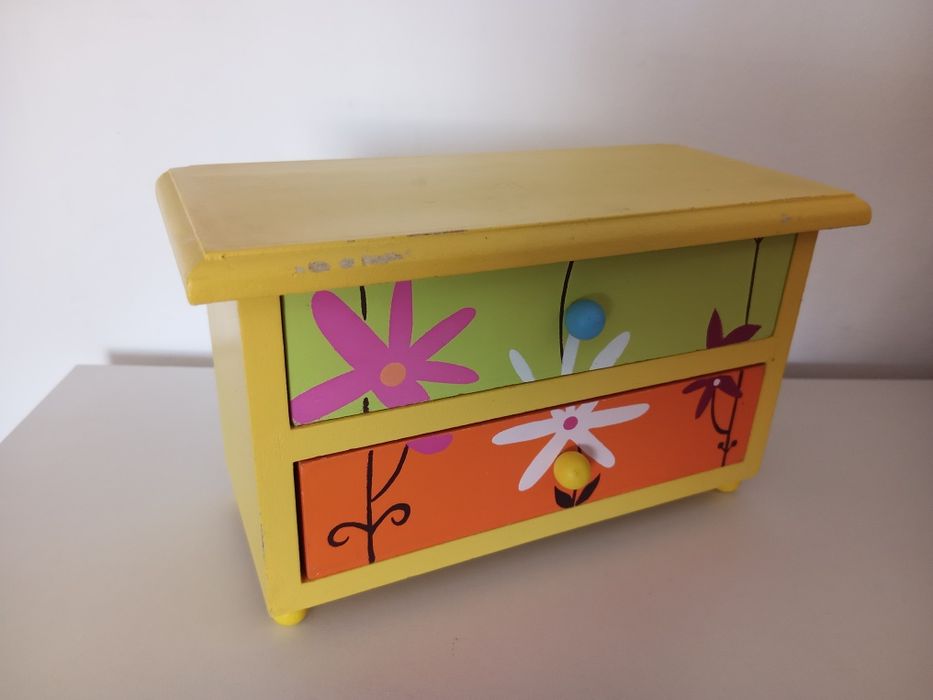 Brinquedos: Cómoda de bonecas, com duas gavetas.