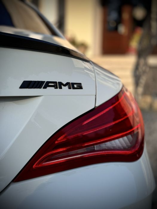 Auto do ślubu – Mercedes CLA 45 AMG z eleganckim kierowcą