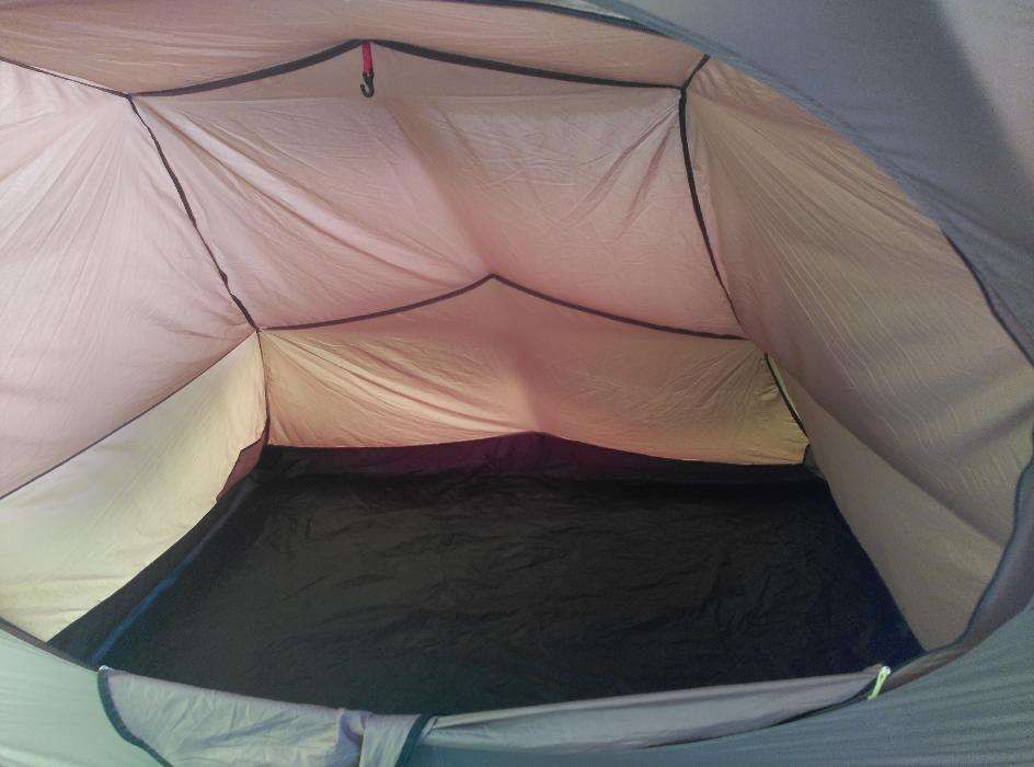 Tenda Quechua com 2 quartos mais uma divisão