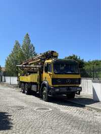 Auto-bomba lança betão