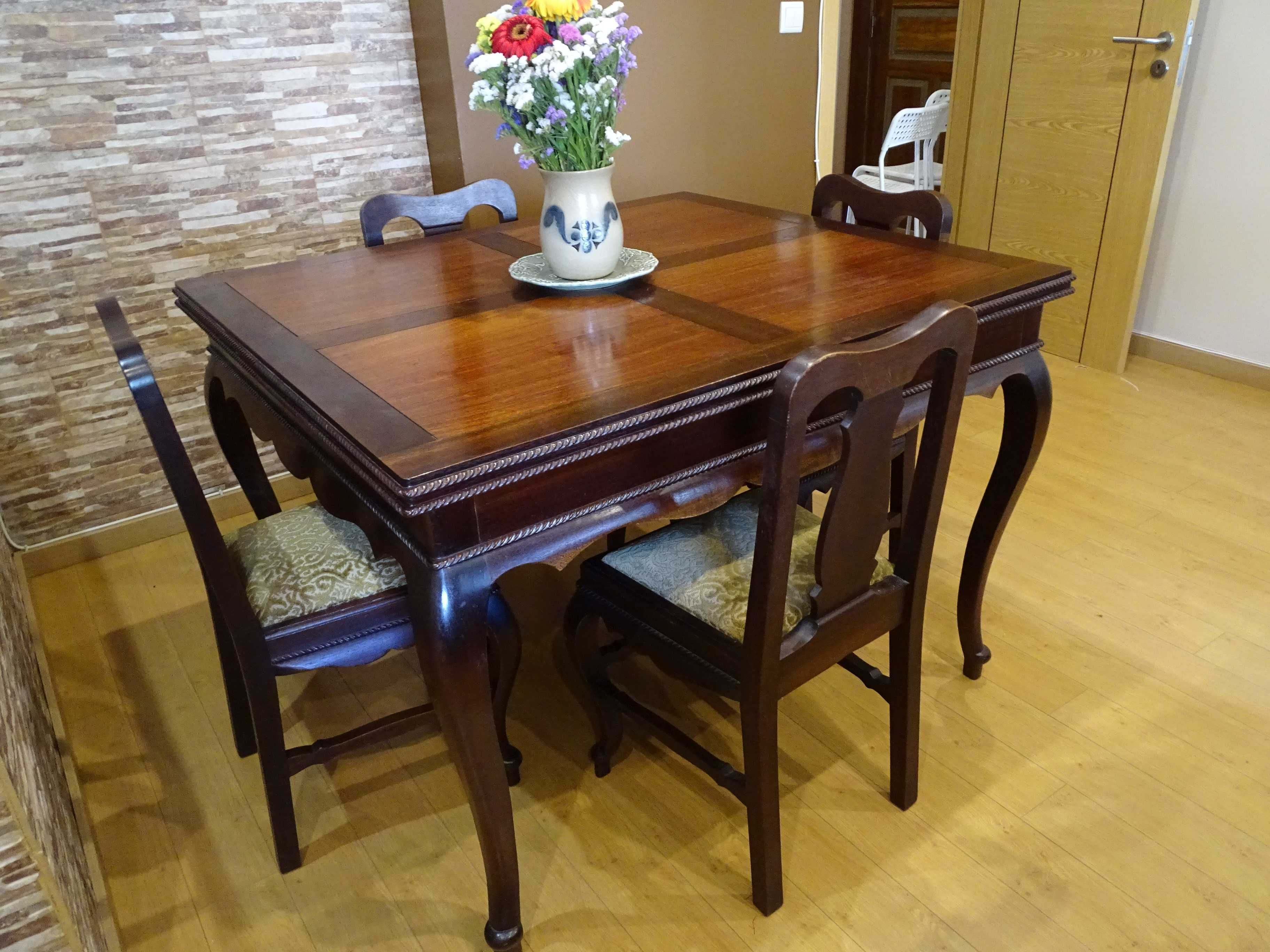 Mesa de jantar extensível em madeira