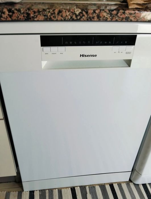 Máquina de loiça Hisenhse
A funcionar 

Problema dela são os